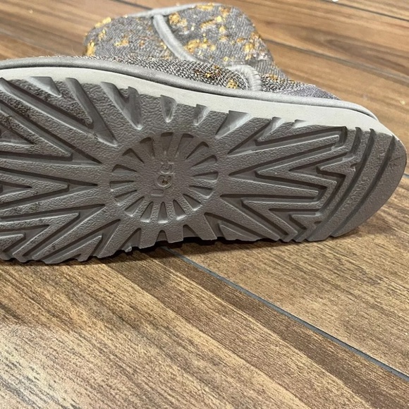 LN UGG Boots Reversible Gold Silver Sequin Classic Short Sparkle Size 7 - Picture 5 of 8